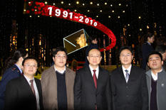 國家質檢總局副局長支樹平（右三）在中央電視臺演播大廳2010年&ldquo;3.15晚會&rdquo;直播現(xiàn)場與中國質量檢驗協(xié)會會員工作部主任楊曉東（右二）、防偽中心主任王成村（右一）、會員工作部副主任劉輝（左二）、會員工作部副主任王劍（左一）等協(xié)會工作人員代表合影留念